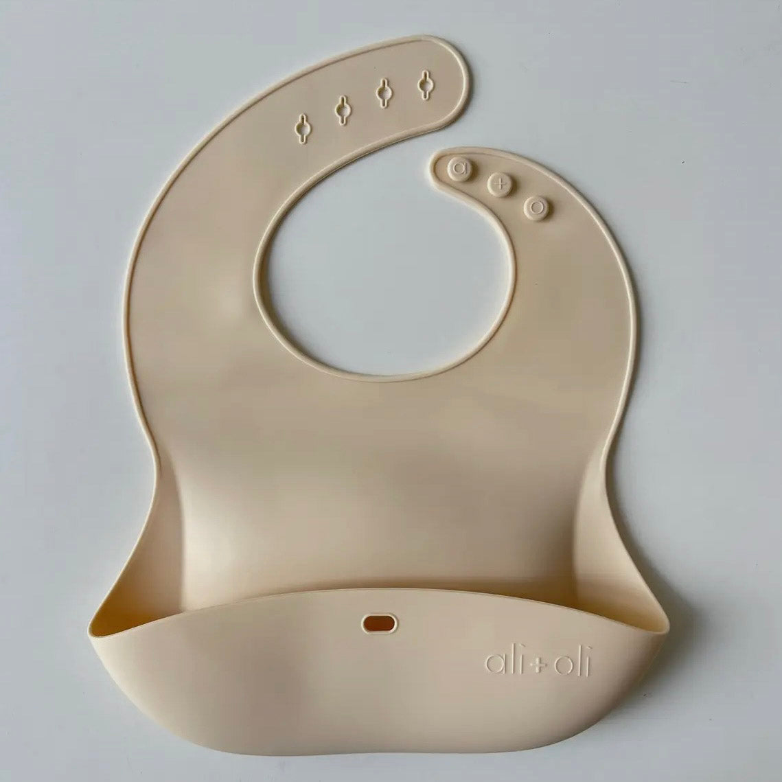 Ali + Oli, Silicone Baby Bib Roll Up & Stay Closed- Sand